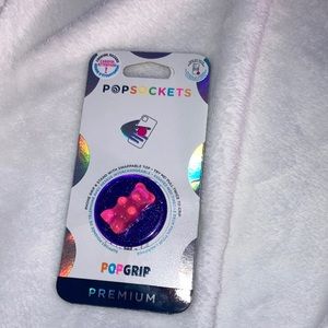 I am selling this brand new pop socket, it is still in the box